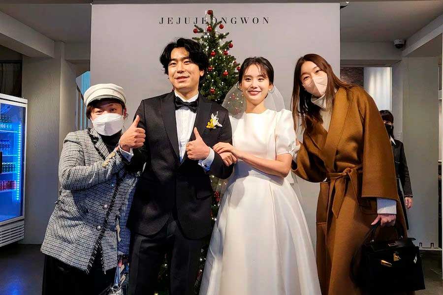 Актер Ли Ши Он женился + принес извинения, что гости на свадьбе были без масок