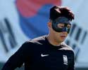 Почему капитан сборной Южной Кореи по футболу носит маску?