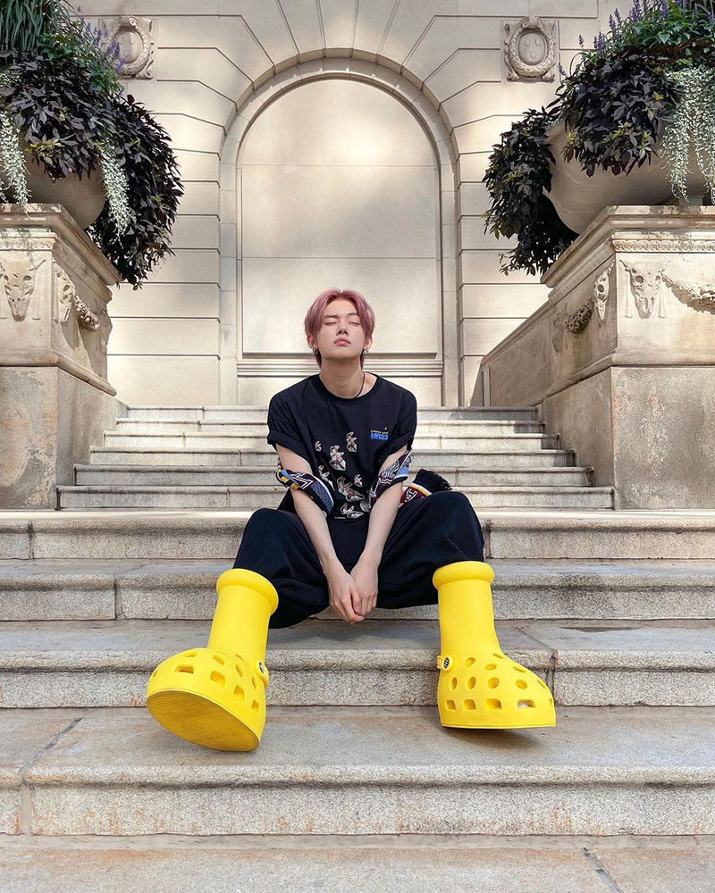 Ёнджун из TXT примерил эксцентричные желтые ботинки от Crocs