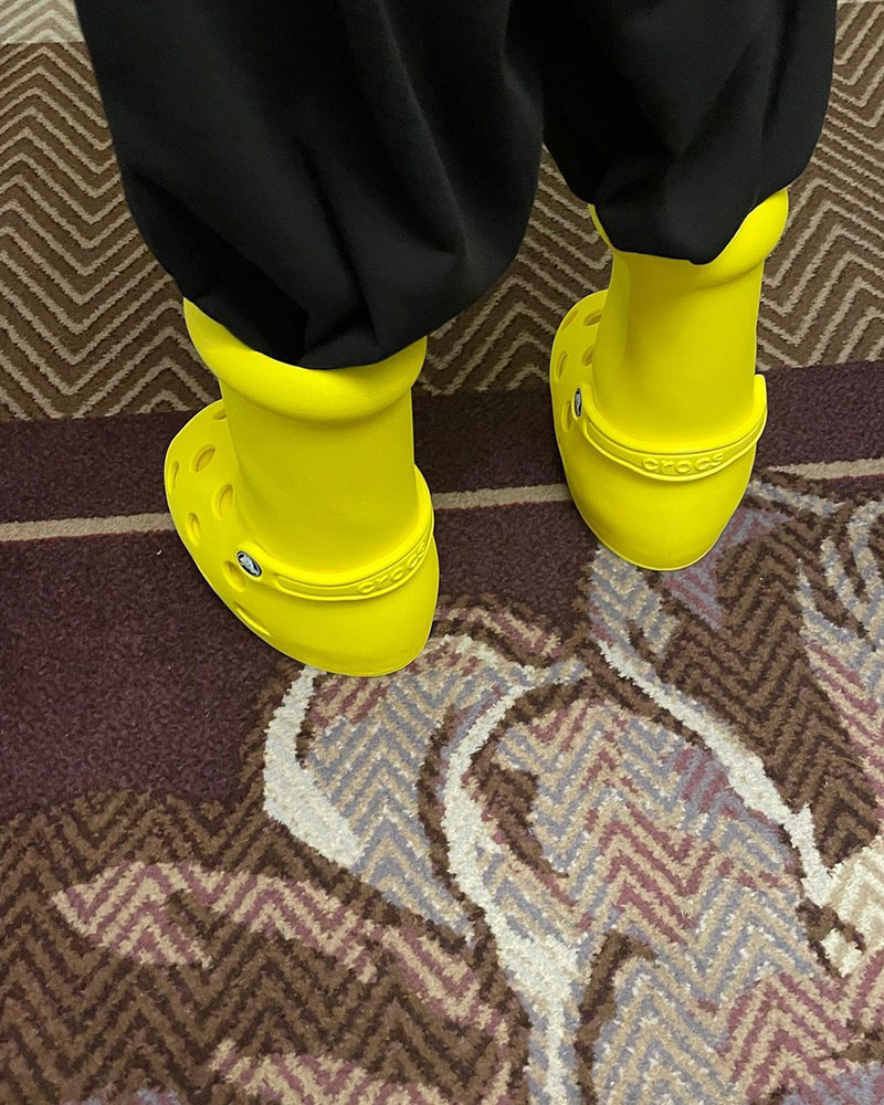 Ёнджун из TXT примерил эксцентричные желтые ботинки от Crocs
