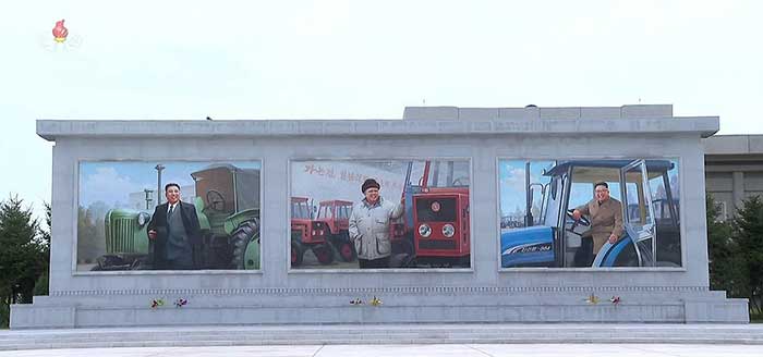 Портрет Ким Чен Ына впервые демонстрируется рядом с портретами его отц