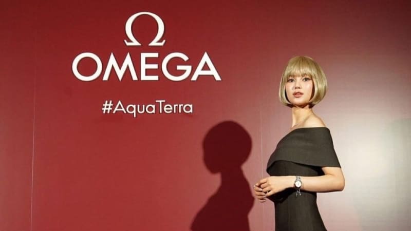 Даниэль из NewJeans посетила мероприятие OMEGA в сопровождении сотрудников ADOR