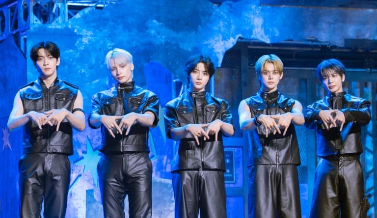 TXT The Star Chapter TOGETHER Beautiful Strangers 투모로우바이투게더 TOMORROW