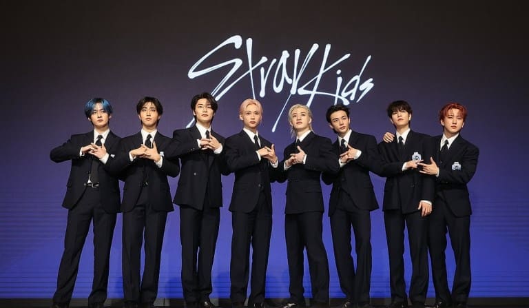 Stray Kids 스트레이키즈 KARMA CEREMONY