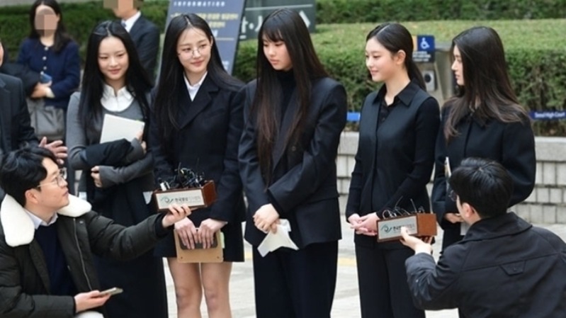 NewJeans проиграли иск о расторжении контракта с ADOR NewJeans проиграли иск о расторжении контракта с ADOR