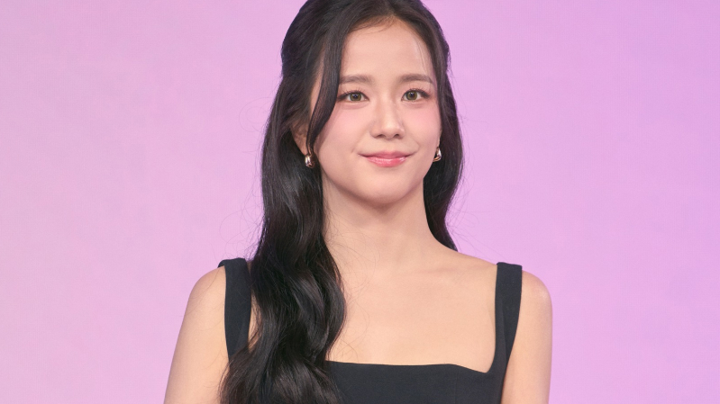 Джису говорит, что роль в сериале «Бойфренд по запросу» ей «идеально подходит», и отвечает на критику актерской игры