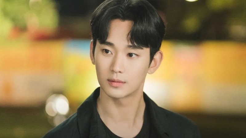 Kim Soo Hyun Returns to Work After One-Year Hiatus