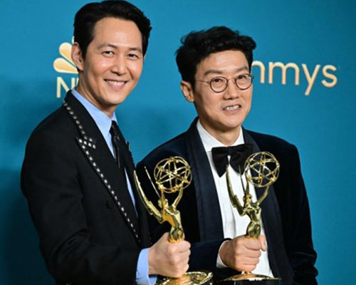  Актер <b>Ли</b> <b>Чон</b> Джэ и режиссер Хван Дон Хёк из «Игры в кальмара» получили премию «Эмми» 